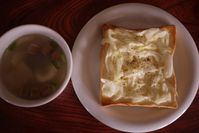 オニオントーストとコンソメスープ